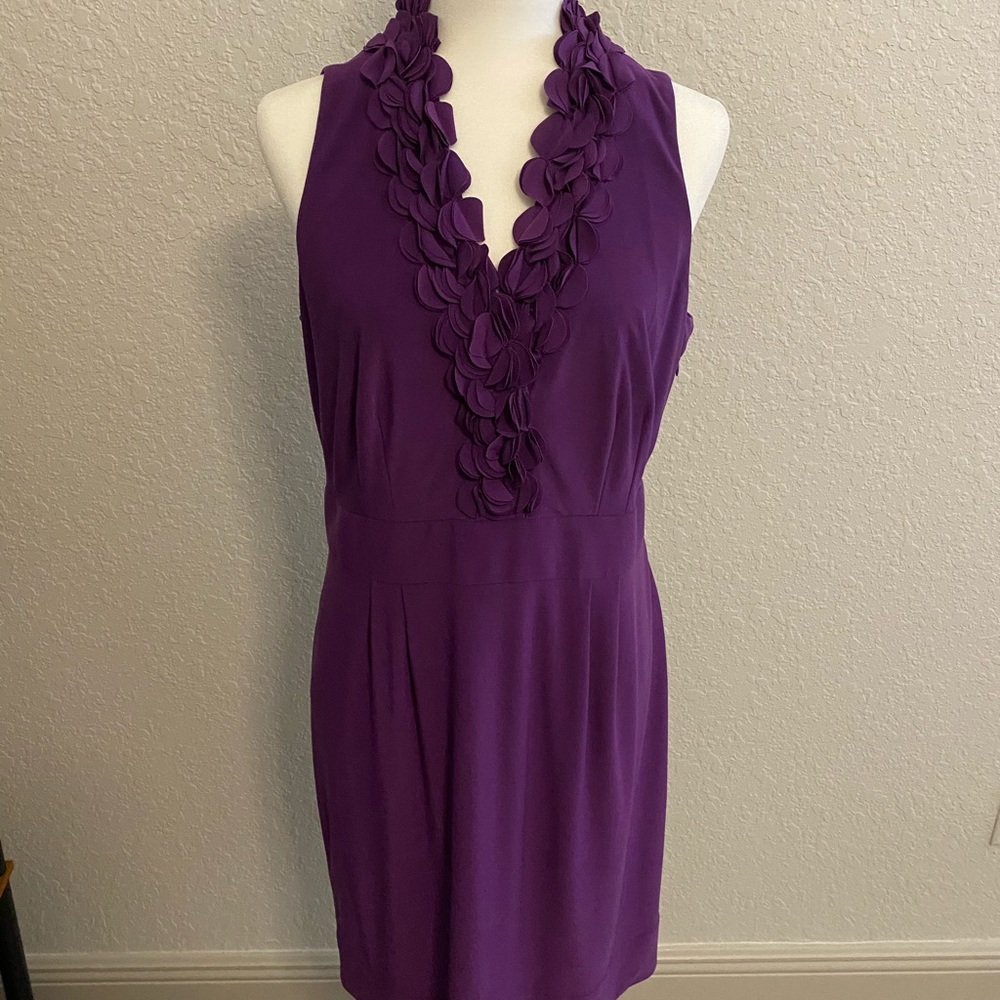 Sleeveless dress with ruffled collar
